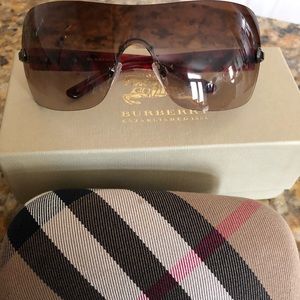 💯 Authentic Burberry sunglasses